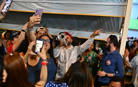 Personas celebran la condena al expresidente de Brasil Jair Bolsonaro durante la transmisión del juicio, en Brasilia (Brasil).