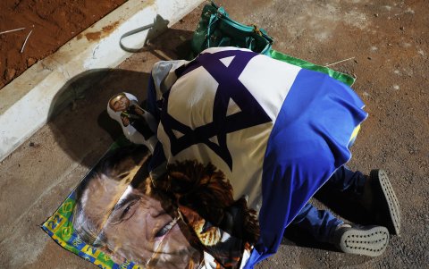 Una simpatizante del expresidente de Brasil Jair Bolsonaro participa en una vigilia de oración en apoyo al exmandatario este jueves, en Brasilia (Brasil).