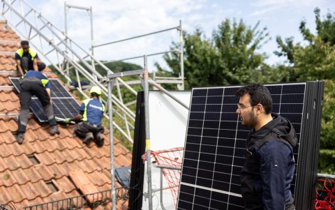 Rostam Nazari, cofundador y director técnico de la empresa de instalación de paneles solares Solarbau24, frente a un panel solar en un sitio de construcción en Lohra, Alemania.