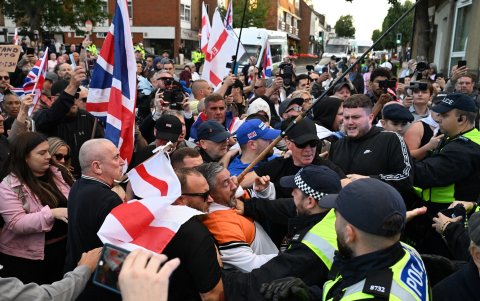 Agentes de policía y manifestantes se enfrentan frente a las oficinas del consejo en Epping después de una marcha desde el Hotel Bell, que alberga a solicitantes de asilo, el 31 de agosto de 2025.