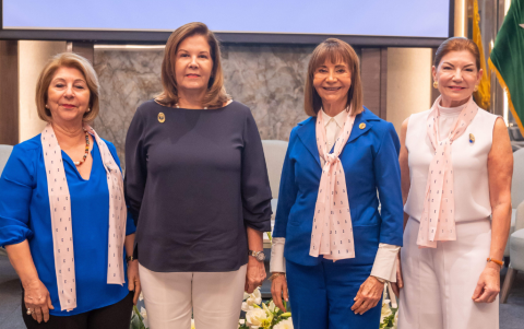 María Leonor Carbo de Jiménez, María del Carmen Arosemena de Ortega, July Saab de Auad y Fabiola Ortega de Coronel.