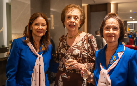 Panchita de Martínez, Carmen de Valle y María de Lascano.