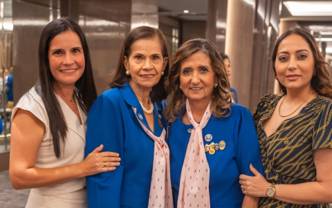 María Paola de Hurel, Magdalena de Peñaherrera, María Elena de Azar y María Elena Azar.