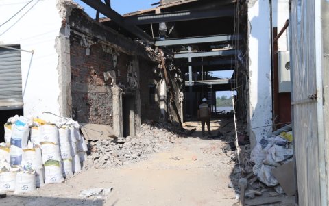 Funcionarios municipales recorrieron el inmueble afectado en el barrio del Astillero.