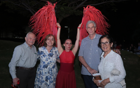 Mónika Cuesta, representando a Ardeida, junto a Alfredo Sánchez María Pilar Sánchez de Busch,  Alfredo Busch y Martha Álvarez de Sánchez.