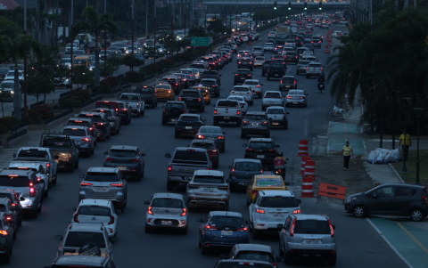 Tránsito. Largas filas de vehículos se observan a lo largo de la avenida Samborondón.