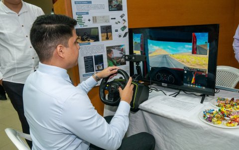 Yeremy Delgado enseña su prototipo a un alumno de bachillerato.