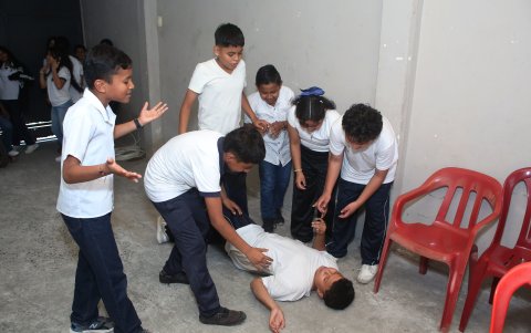 El teatro fortalece las habilidades artísticas de los jóvenes.