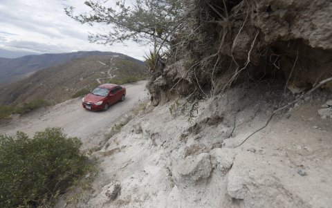 Catequilla. Así lucen los caminos de tierra que conducen al Cerro, moradores piden muros para frenar la erosión