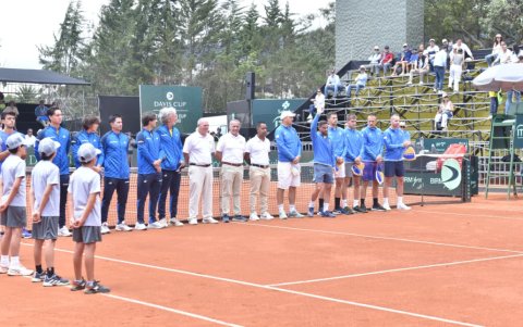 Los equipos de Ecuador (d) y Bosnia fueron parte del acto protocolario de inauguración de la Copa Davis en Quito