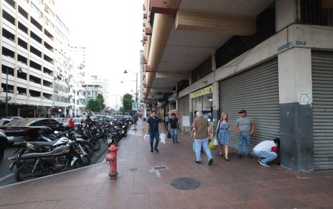 Consecuencia. En varios sectores del centro, por ejemplo, la mayoría de negocios cierra a las 18:00.