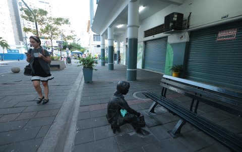 En la misma calle peatonal que de día está activa, al caer la noche pierde dinamismo.