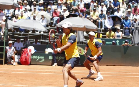 Diego Hidalgo (i) y Gonzalo Escobar en una de las jugadas del partido de dobles de la Copa Davis.