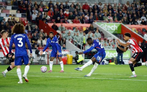 Moisés Caicedo marcó un golazo en el empate 2-2 de Chelsea ante Brentford.