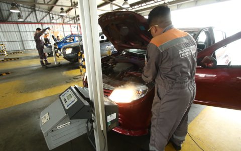 Técnico realiza la Revisión Técnica Vehicular (RTV) en uno de los centros de Guayaquil.