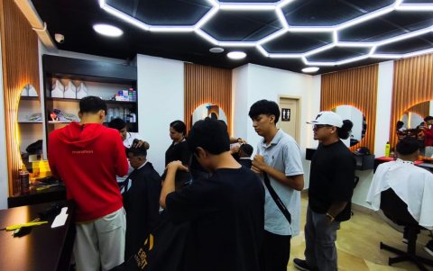 Cada vez más jóvenes encuentran en la barbería una alternativa frente a la falta de cupos universitarios, apostando por un futuro propio y sostenible.