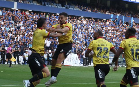 Joaquín Valiente celebrando su gol para Barcelona ante Emelec en el Clásico del Astillero.