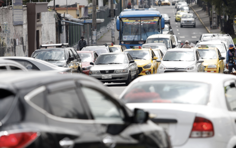 Largas filas de vehículos en vías principales de Quito, reflejo del colapso vial este 15 de septiembre.