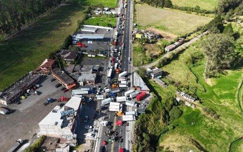 Transportistas cierra vía en el Obelisco de Alóag, en rechazo a la eliminación del subsidio al diésel.