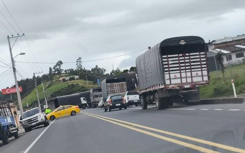 Varias vías en la provincia del Carchi están cerradas por transportistas.