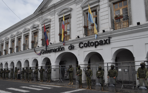 La Gobernación de Cotopaxi se mantiene bajo resguardo policial y militar.