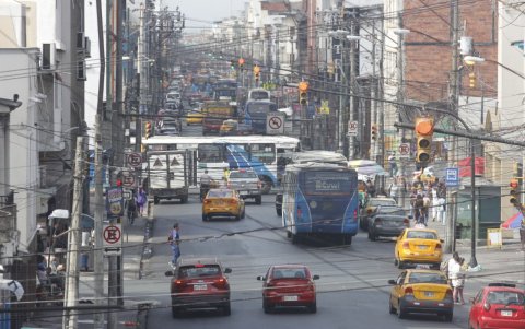 Los transportistas aseguran que antes gastaban 60 dólares en combustible y ahora entre 90 y 100..