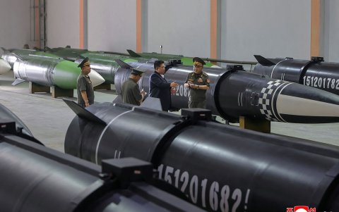 Kim Jong Un inspecciona el proceso de producción de misiles en una importante instalación de fabricación militar recientemente inaugurada en un lugar no revelado en Corea del Norte.