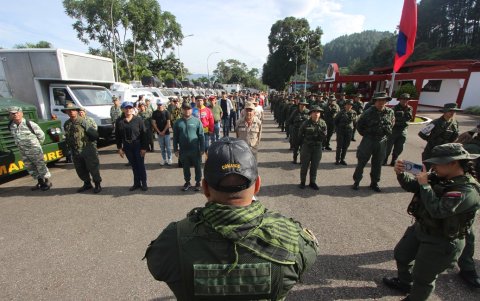 Miembros de la Milicia Nacional Bolivariana y nuevos reclutas participan en un entrenamiento militar en San Cristóbal, estado Táchira, Venezuela, el 13 de septiembre de 2025.