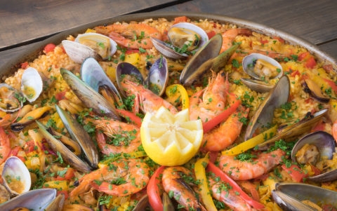 La paella elaborada por el restaurante ecuatoriano Sabor Amar, reconocida como la mejor del mundo en el certamen de Sueca, Valencia.