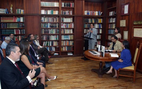 El decano de la facultad d Jurisprudencia compartió sus criterios.