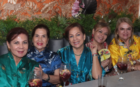 Carmita Vivar, Grace Torres, Lily Vivar, Ilse Tugendhat y Cinthya Casanova.