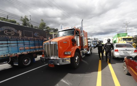 Transportistas de carga bloquearon la Panamericana Sur en protesta por la inseguridad vial.