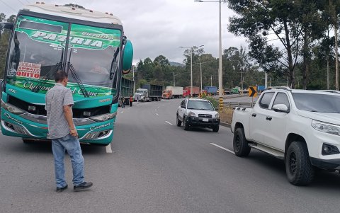 Transportistas cerraron la autopista Cuenca–Azogues y quemaron llantas en rechazo a la eliminación del subsidio al diésel.
