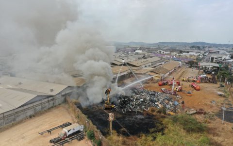 Toma aérea de la magnitud del incendio.