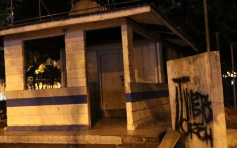 Una UPC está abandonada en el parque Centenario.