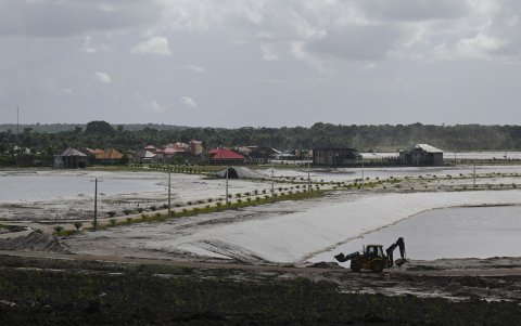 Una retroexcavadora trabaja en una cantera de arena utilizada para la construcción de la carretera Linden-Lethem, cerca de Linden, región del Alto Demerara-Berbice, Guyana.