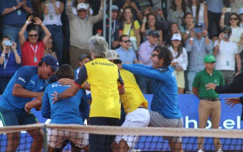 Los integrantes del equipo ecuatoriano de Copa Davis celebran la clasificación a los Qualifiers Copa Davis