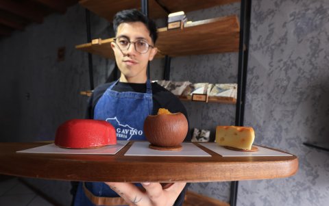 Steben Gaviño, el maestro chocolatero que transforma los postres en una explosión de sabores y texturas. Su cafetería se encuentra en el Centro Histórico.