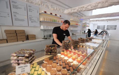 Chatelain Patisserie combina técnicas francesas y frescura ecuatoriana en postres únicos.