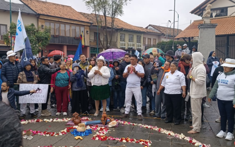 Se desarrolló una ceremonia ancestral con la chakana para bendecir la marcha blanca por el agua.