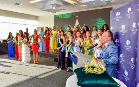 Durante la presentación de aspirantes y corona.