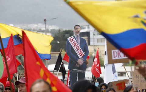 Los manisfestantes portaban banderas, carteles e imágenes de cartón del presidente.
