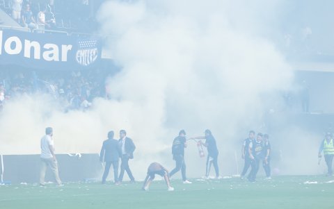 En una de las gradas del recinto se produjo un incendio.