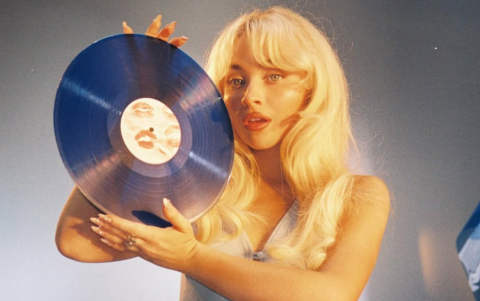 Sabrina Carpenter regresa a Coachella tras su debut en 2024, lista para conquistar el escenario con su música pop fresca y renovada.