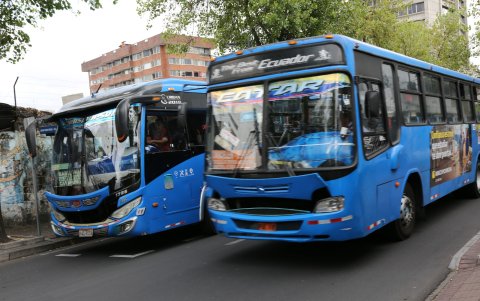 2. Carreras. La guerra del centavo continúa en calles como la Juan León Mera (La Mariscal), mientras el Sistema Integrado de Recaudación está contratado pero aún no se implementa.