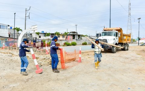 Personal de Obras Públicas ejecutaba tareas de remoción de material pétreo en una zona en la que se construirán estructuras destinadas para la práctica de fútbol y box.