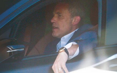 Ben Affleck fue visto en su auto llevando el anillo de matrimonio antes de ingresar a su oficina.