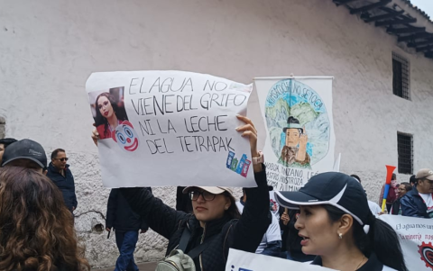 Los manifestantes se reunieron en Cuenca para protestar en contra del proyecto Loma Larga.
