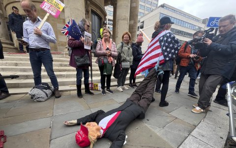Miles de personas se concentraron en el centro de Londres para protestar ante la visita de Estado del presidente de Estados Unidos.