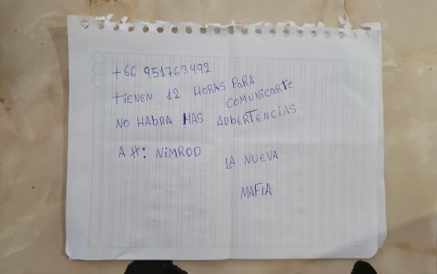 Durante el operativo se incautaron armas, explosivos y otros elementos que refuerzan la hipótesis de una estructura dedicada a la intimidación mediante violencia.